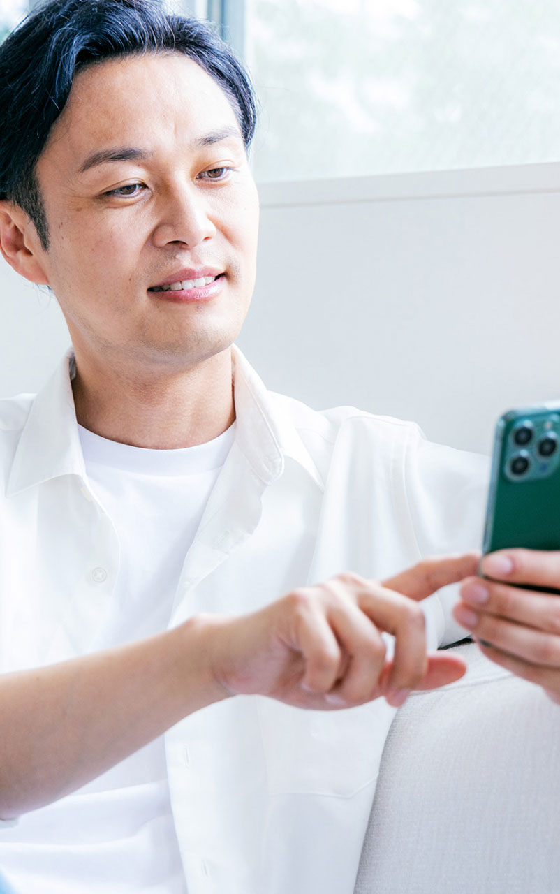 スマホを触る男性