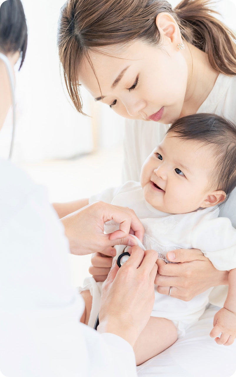 赤ちゃんを抱く女性